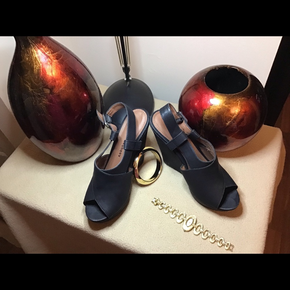 Black wedges